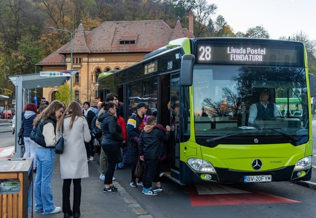Бесплатный транспорт по пятницам: Брашов запустил «Зелёную пятницу» Пассажиры садятся в автобус общественного транспорта RATBV (маршрут 28) на остановке в Брашове