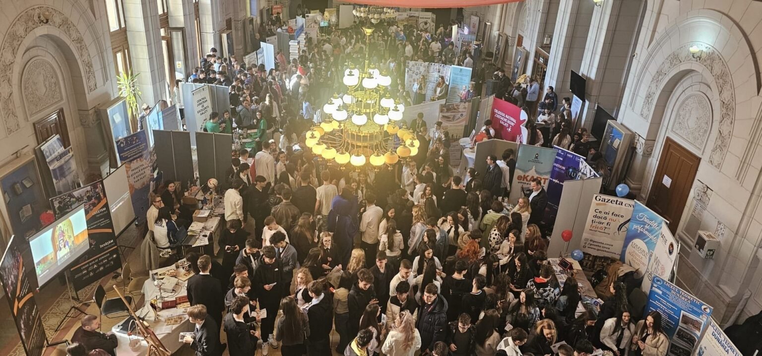 Панорамный вид на ярмарку «Карьера 2026» в историческом зале Галаца: сотни школьников осматривают стенды лицеев и университетов
