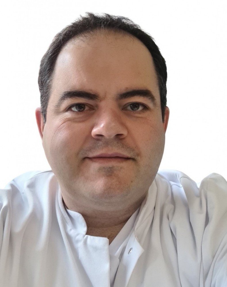 Портрет врача в белом халате, участника инициативы по созданию медицинского моста между Болгарией и зарубежьем