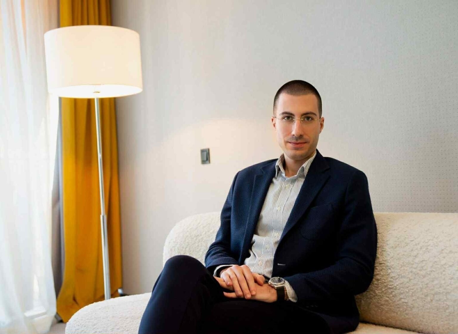 Гиорги Долидзе, директор HSC Group Hospitality, в интерьере гостиничного номера