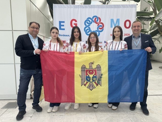 Школьницы из Молдовы взяли три награды на олимпиаде в Бордо Сборная Молдовы на Европейской олимпиаде по математике для девушек — четыре участницы в национальных вышиванках и два тренера с флагом Молдовы на EGMO 2026 в Бордо