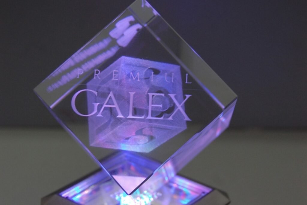 Подсвеченный хрустальный куб Национальной премии GALEX с выгравированной надписью «Premiul GALEX» — главный символ гала-церемонии, вручаемый лауреатам на сцене Национальной библиотеки Молдовы