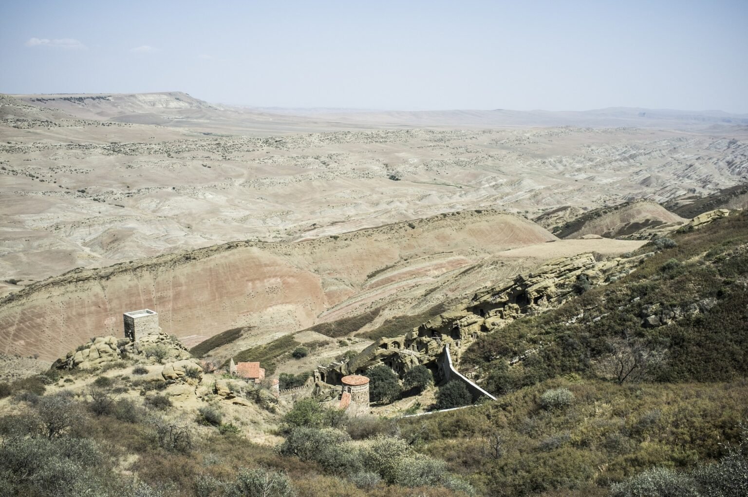 Грузия расширит Гардабанский заповедник на 42 гектара Полупустынный ландшафт района Давид-Гареджи вблизи Гардабанского управляемого заповедника с каменистым рельефом, скудной растительностью и историческими монастырскими сооружениями на юго-востоке Грузии