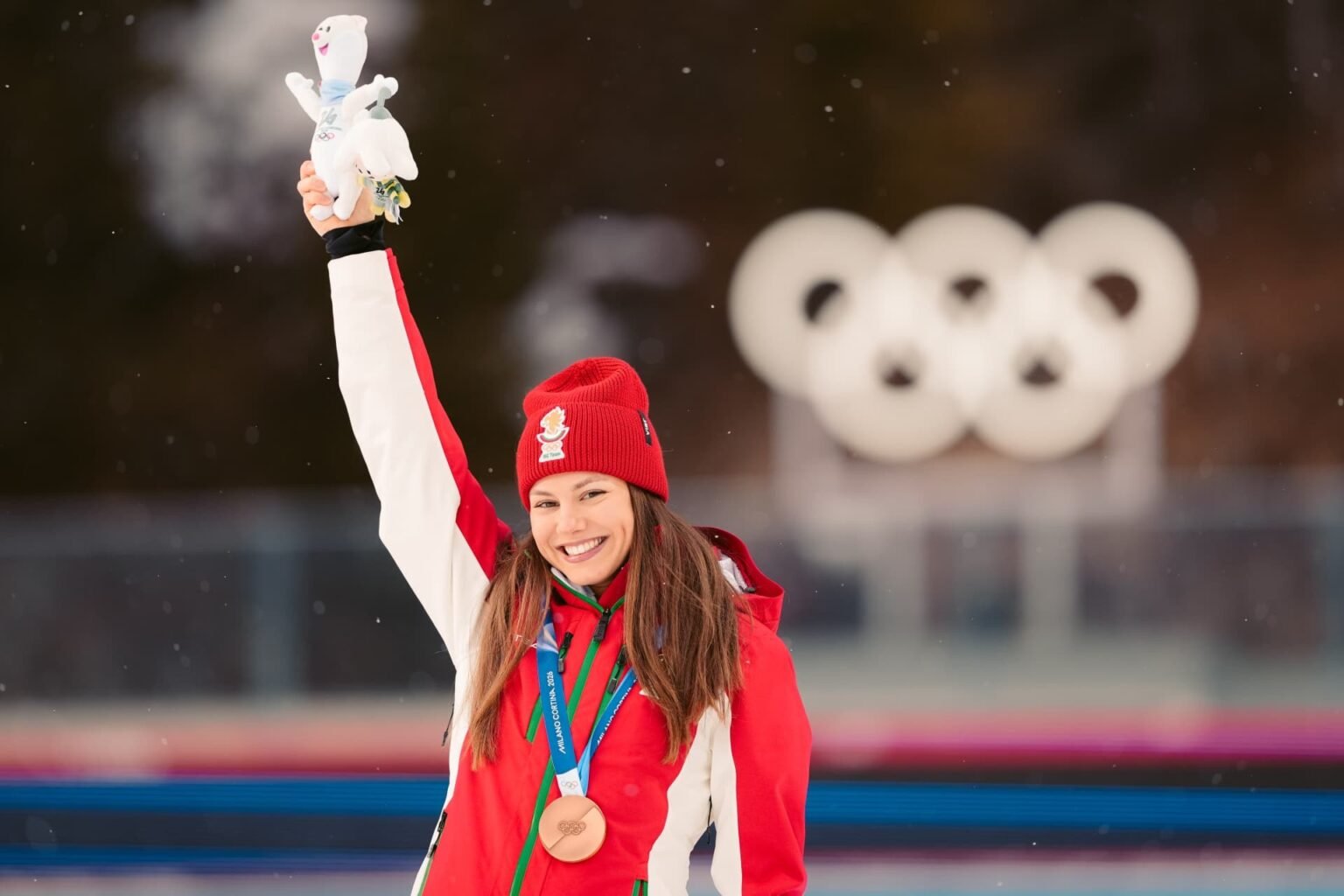 Лора Христова с бронзовым медалом на олимпийской церемонии награждения в Милано-Кортина 2026