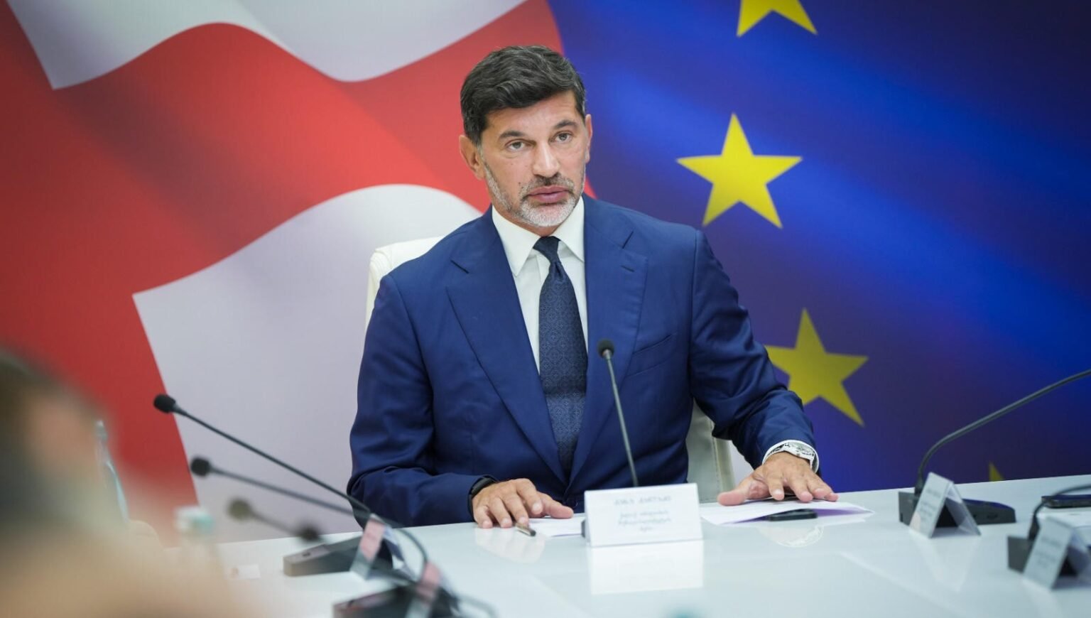 В центре Тбилиси ограничат движение из-за реставрации Мэр Тбилиси Каха Каладзе на пресс-конференции на фоне флагов Грузии и Евросоюза