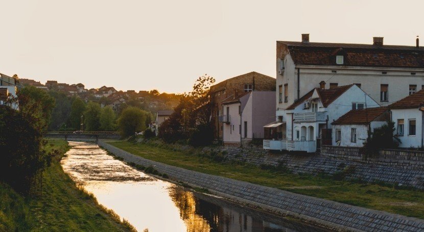Река Колубара на закате с прибрежными домами в центральной Сербии