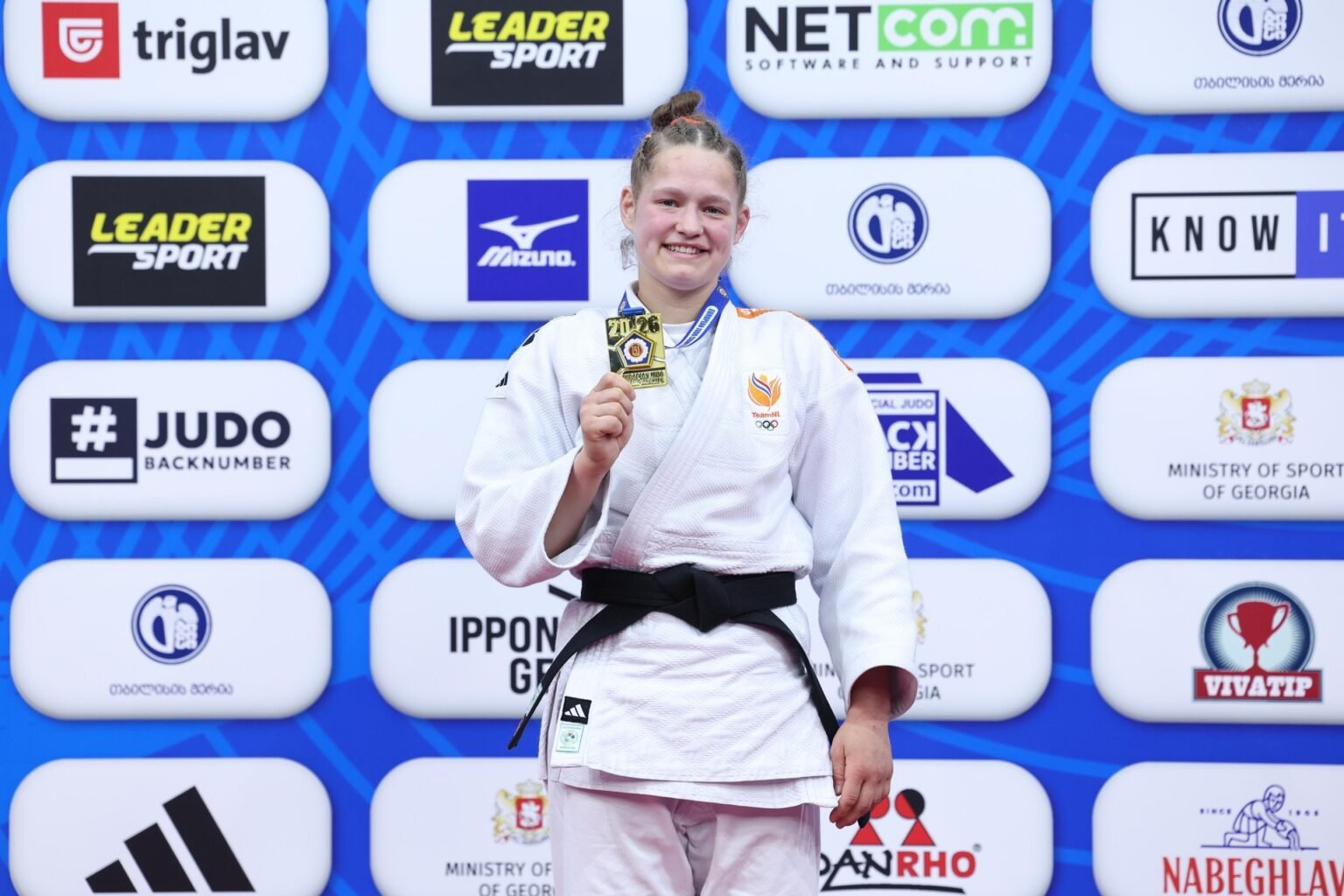 Жоанн ван Лисхаут с золотой медалью на подиуме Grand Slam в Тбилиси 2026