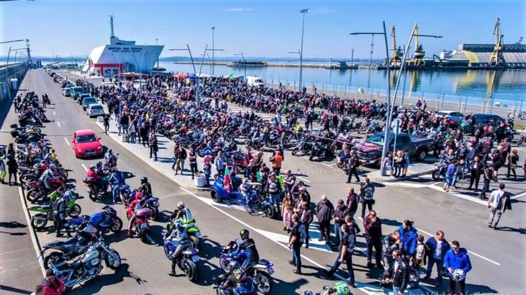 В Бургасе открывают летний мотосезон с шоу и парадом Панорамный вид на сотни мотоциклов и байкеров, собравшихся на набережной порта Бургаса для открытия летнего мотосезона