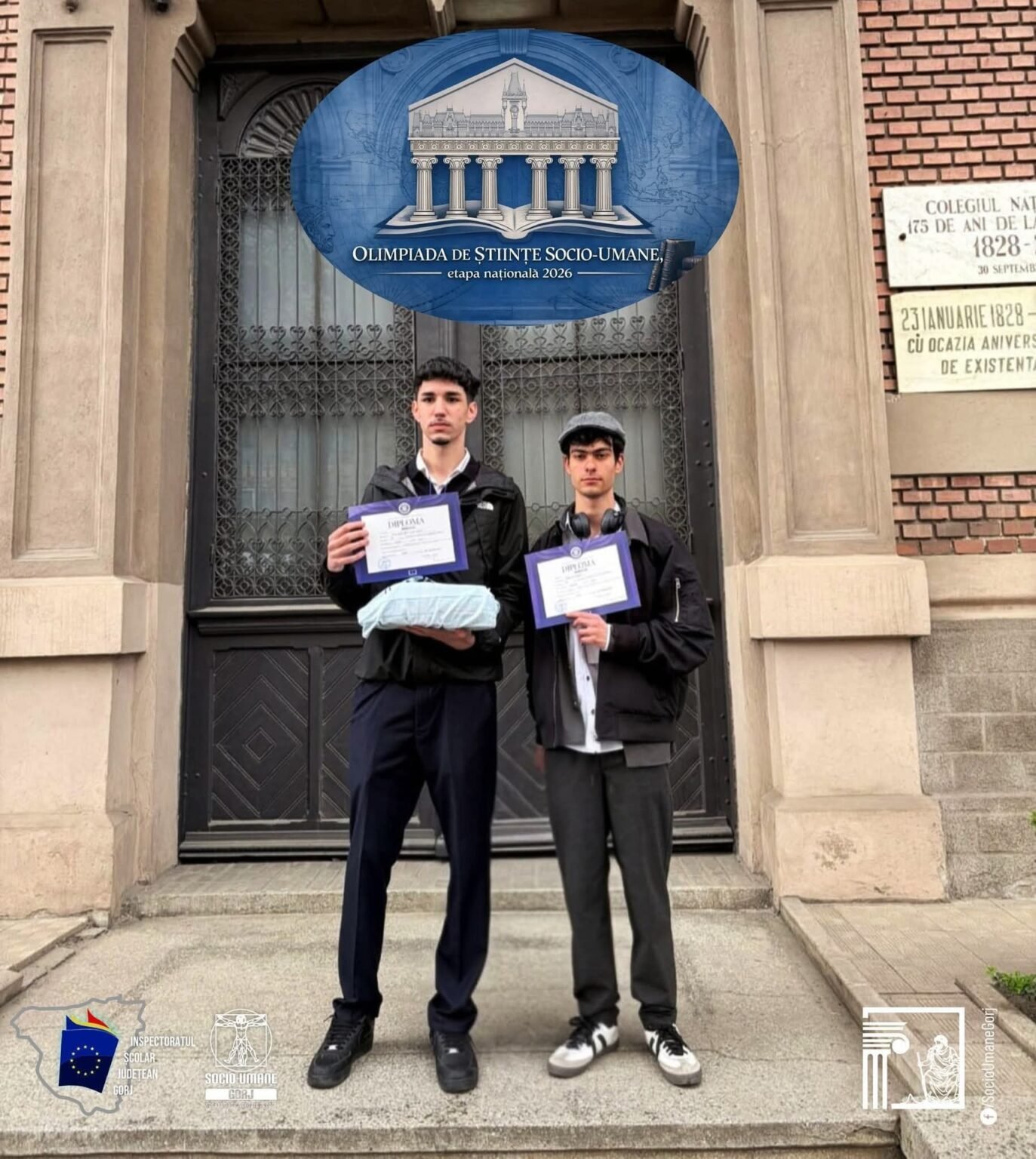 Два ученика с дипломами перед входом в здание, где проходила Национальная олимпиада по общественным наукам 2026 года
