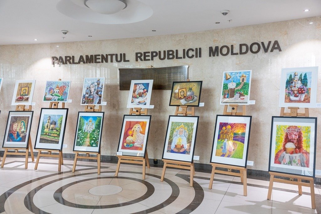 Пасхальные картины учеников Школы искусств имени Алексея Стырчи выставлены на мольбертах в холле здания парламента Молдовы