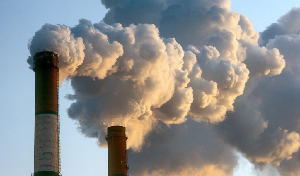 Воздух в Молдове втрое грязнее нормы ВОЗ Дымовые трубы промышленного предприятия с густыми облаками дыма на фоне неба