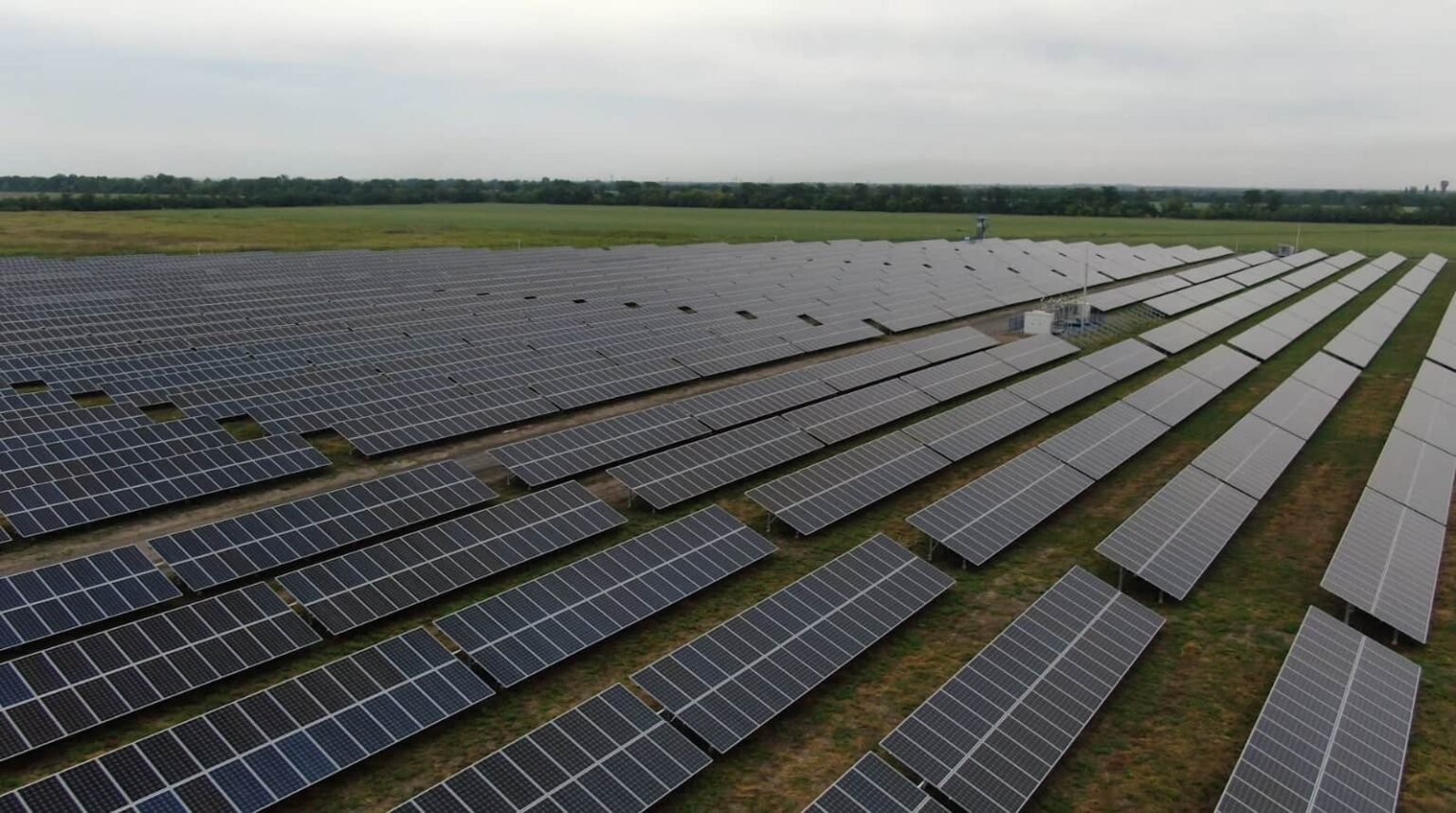 Солнечная электростанция на открытом поле в Молдове