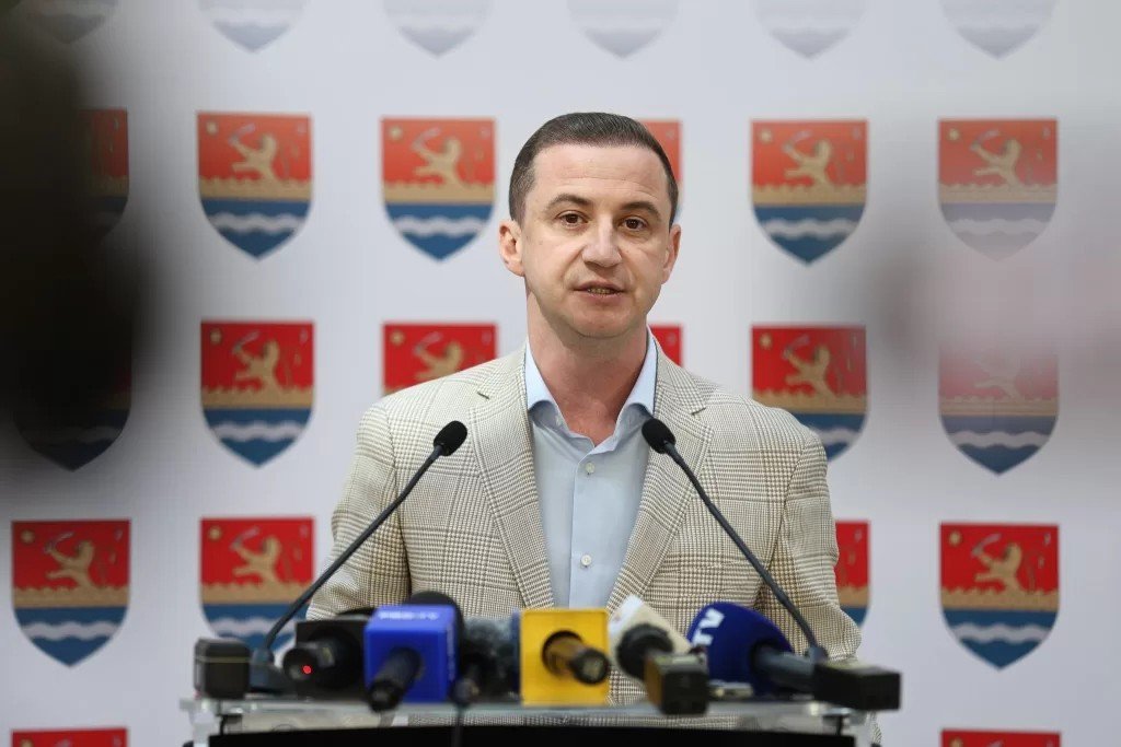 В Тимише закроют игорные залы ради школ и детсадов Председатель уездного совета Тимиш Альфред Симонис выступает на пресс-конференции на фоне гербов жудеца Тимиш