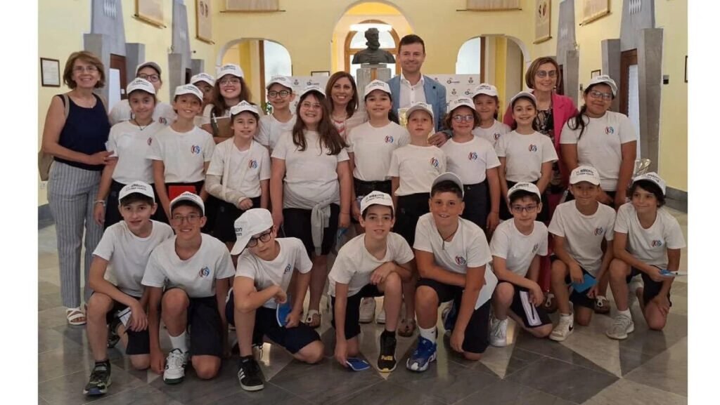 Групповой портрет итальянских школьников Института «Палаццо Салинари» из Монтескальозо-Помарико вместе с педагогами и администрацией перед вылетом в Румынию по программе Erasmus+ KA122