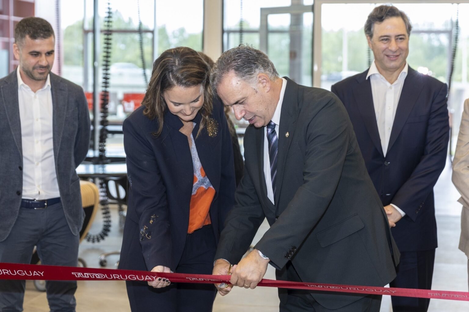 В Уругвае открылся бесплатный центр TUMO из Армении Торжественное перерезание ленты на открытии центра TUMO в Уругвае