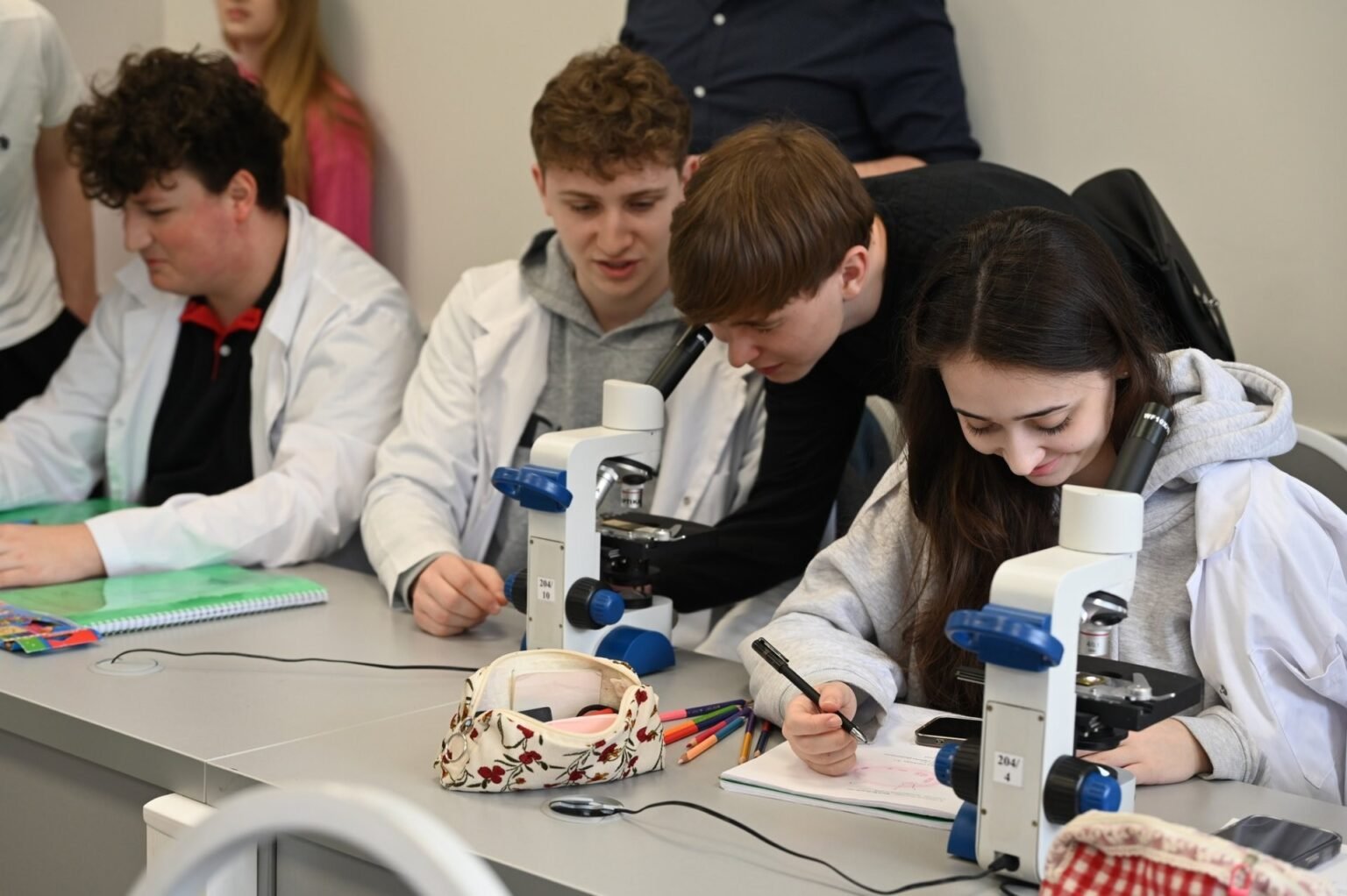 Абитуриенты рассматривают микроскопы в лаборатории УГМФ «Николае Тестемицану»