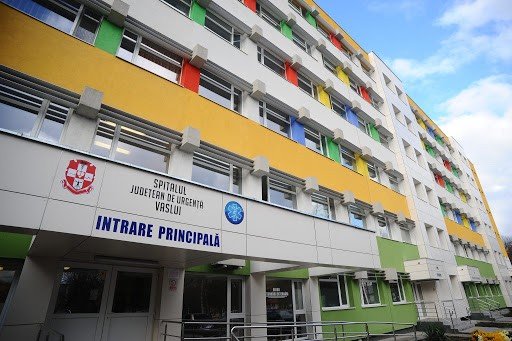 Здание Уездной больницы скорой помощи Васлуя с цветным фасадом и главным входом