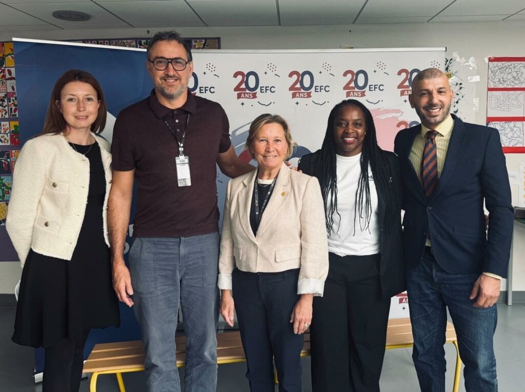 Делегация France Judo, руководители Европейского и Грузинского союзов дзюдо и представители Французской школы Кавказа позируют у праздничного баннера «20 ans EFC» после встречи с учениками в Тбилиси