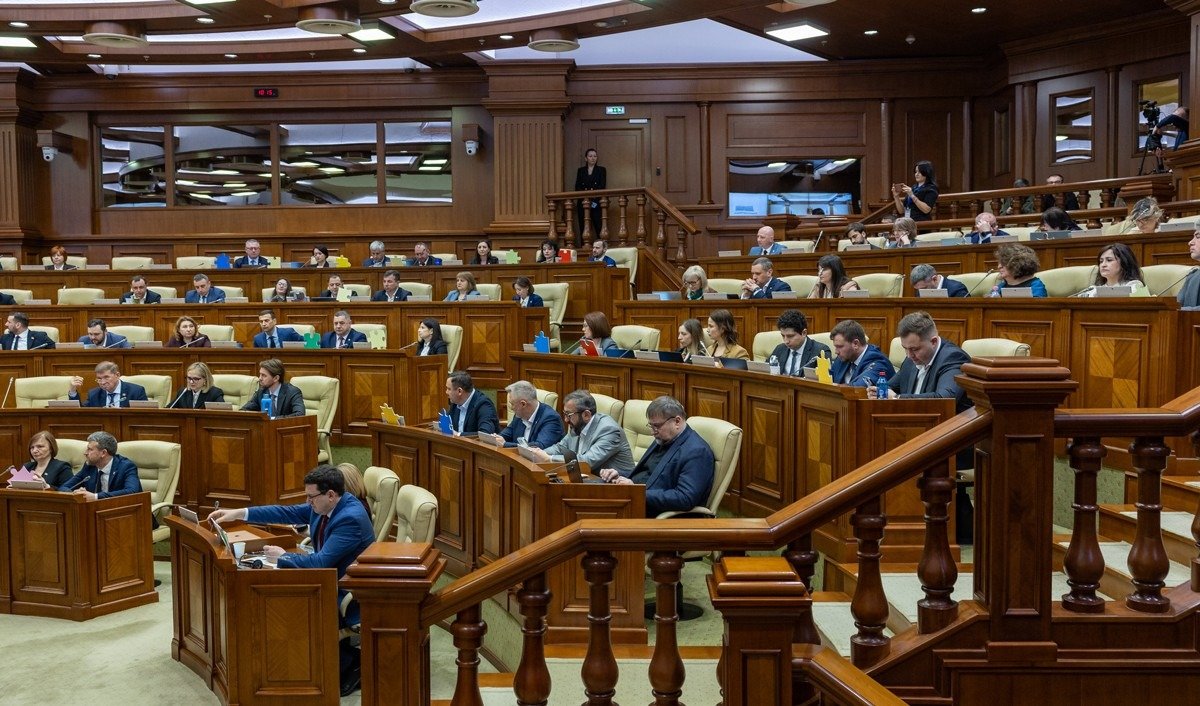 Заседание парламента Республики Молдова, депутаты в зале пленарных заседаний