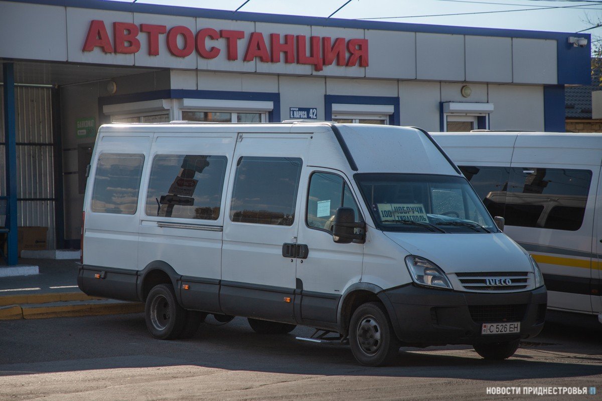 Микроавтобус Iveco у автостанции в Тирасполе