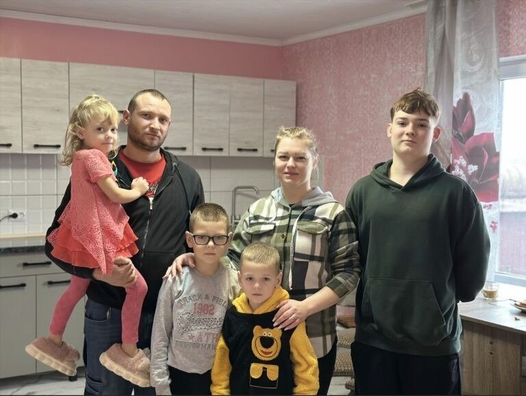 Семья с тремя детьми на кухне в квартире в Кишинёве