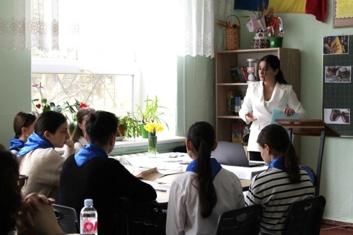 Учительница проводит урок румынского языка в модельном кабинете лицея имени Бориса Янакогло в селе Копчак