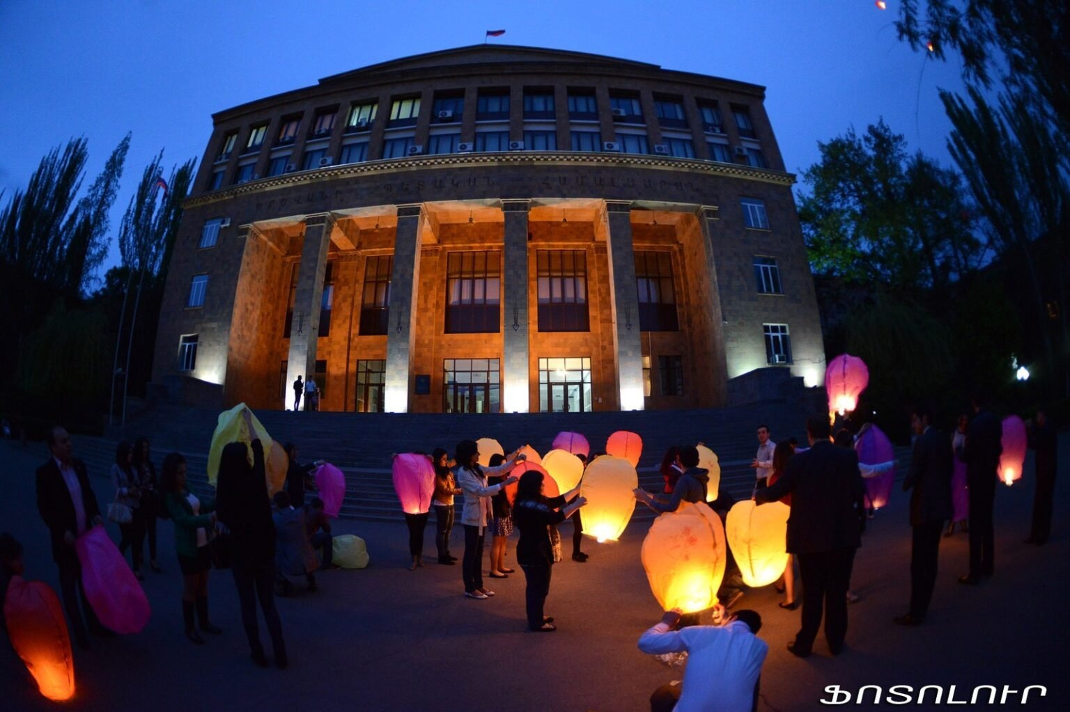 Армянские вузы теряют студентов: рынок требует другого Студенты запускают небесные фонарики перед главным зданием Ереванского государственного университета в вечернее время