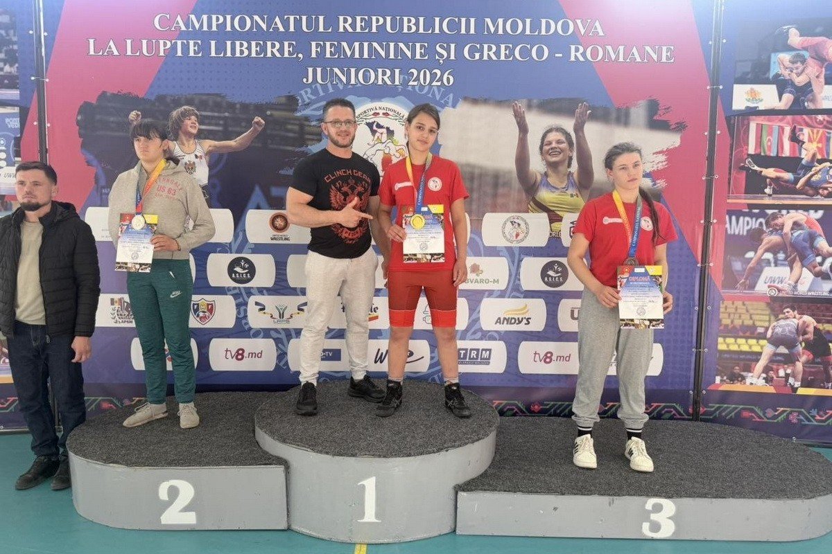 Награждение победителей в другой весовой категории на чемпионате Молдовы по борьбе в Кишинёве. Юные спортсмены с медалями и грамотами на пьедестале почёта