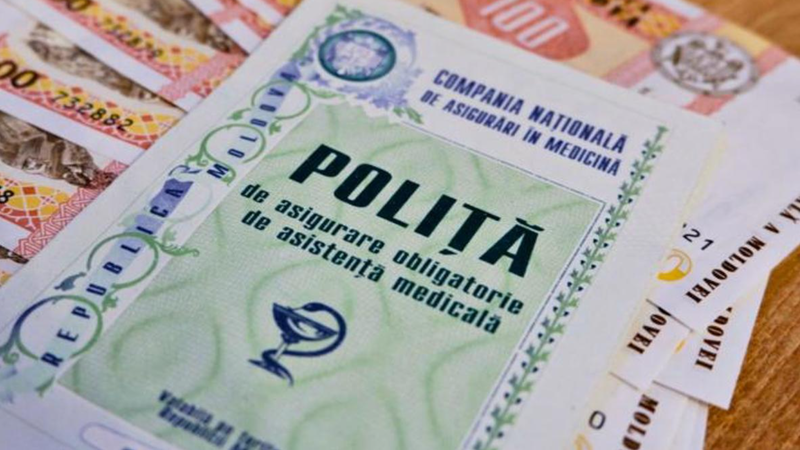 Полис обязательного медицинского страхования крупным планом на фоне молдавских банкнот
