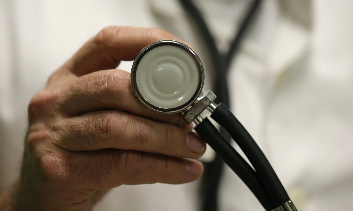 Рука врача держит стетоскоп крупным планом