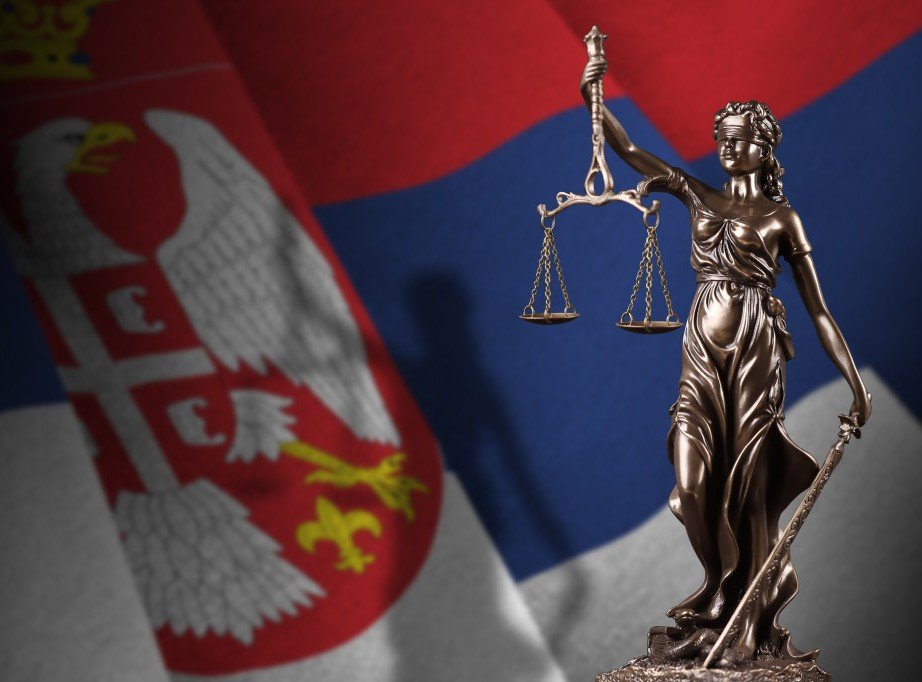 Статуя Фемиды с весами правосудия на фоне сербского флага — новые правила электронной подачи заявлений закреплены законодательно