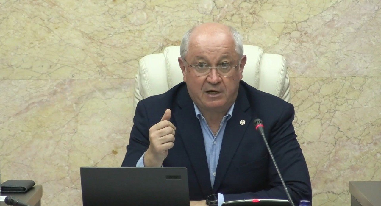 Чиновник выступает на заседании, посвящённом вопросам медицинского страхования в Молдове