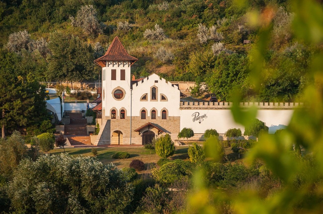 Винодельня Château Purcari на фоне зелёных холмов Молдовы