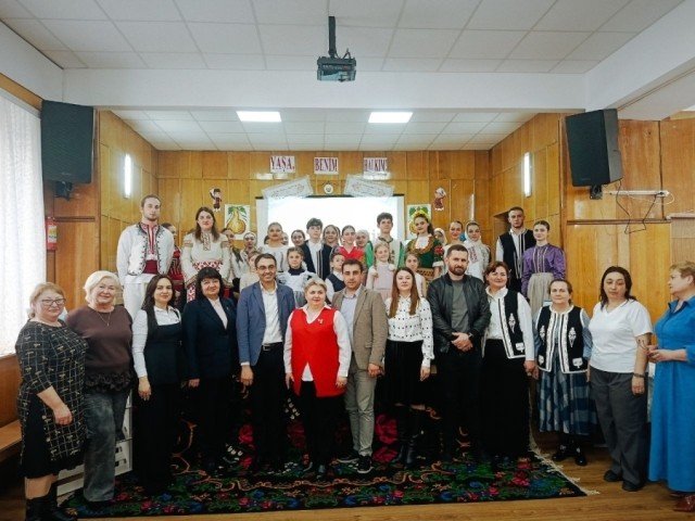 Групповое фото педагогов и учеников в актовом зале школы