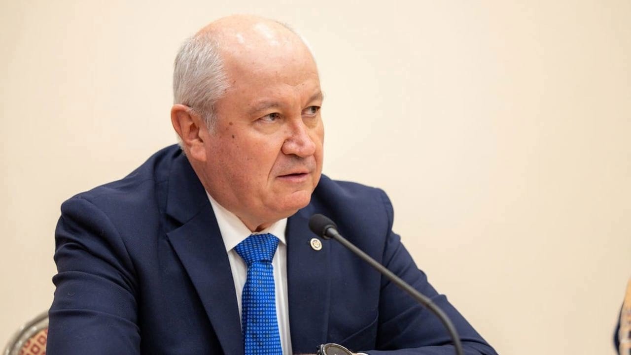 Представитель регулятора выступает на пресс-конференции, посвящённой борьбе с мошенничеством в банковской сфере Молдовы