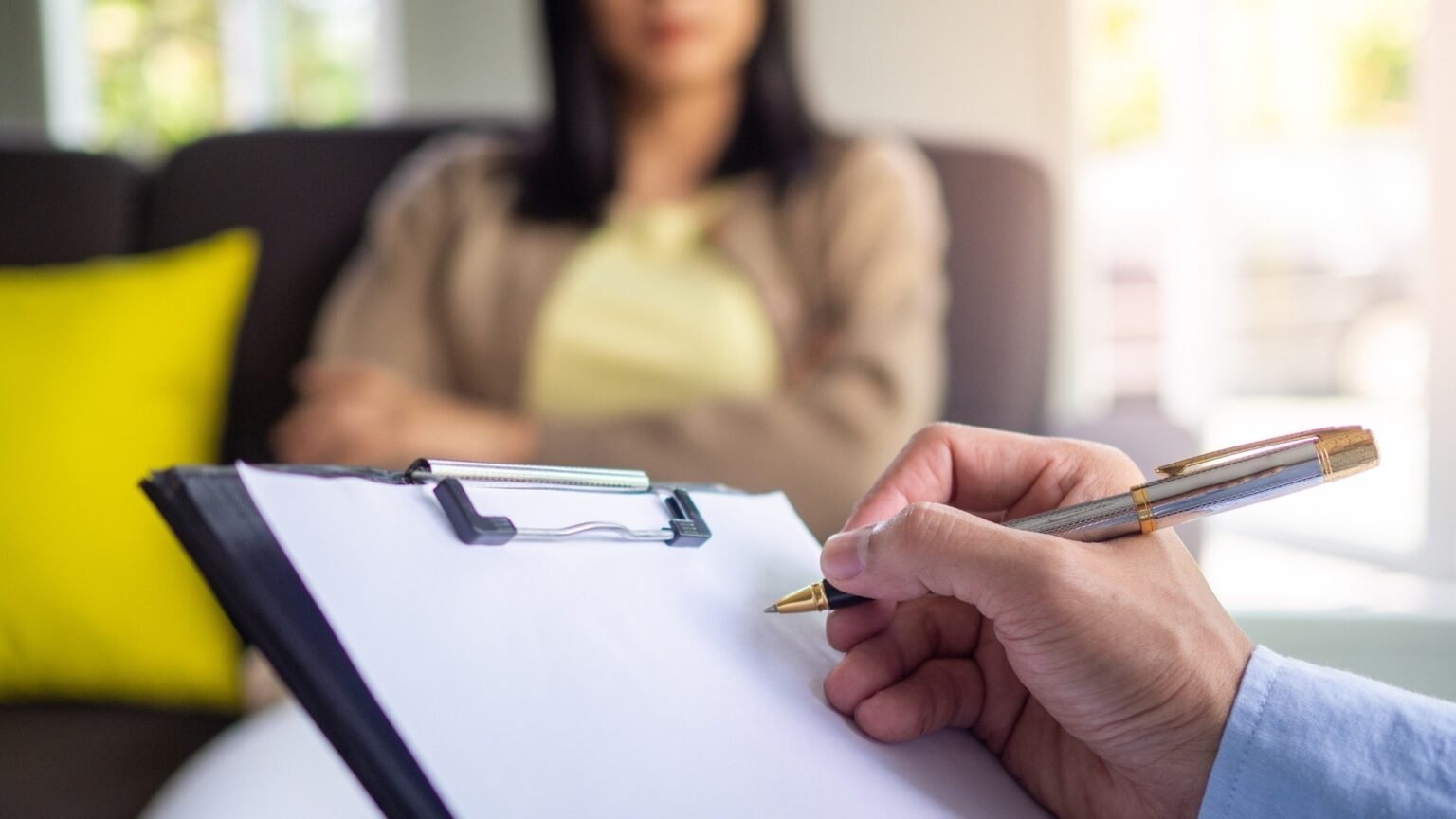 Как в Молдове помогают семьям детей с синдромом Дауна Психолог ведёт записи на планшете во время консультации с клиенткой