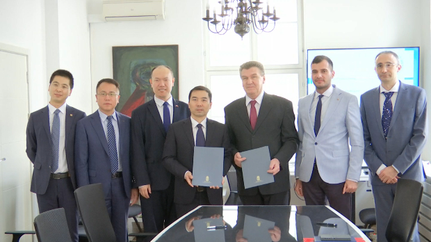 Представители Сербии и Китая на церемонии подписания соглашения о сотрудничестве в области спутниковых технологий в Белградской обсерватории