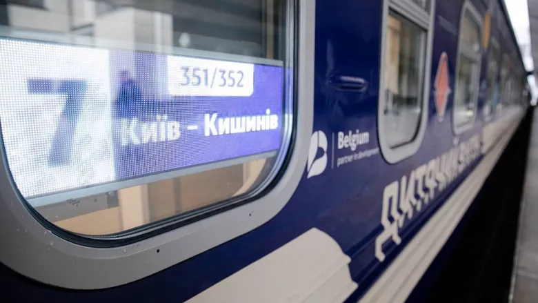 Крупный план таблички на окне вагона с номером рейса 351/352 и маршрутом Київ – Кишинів