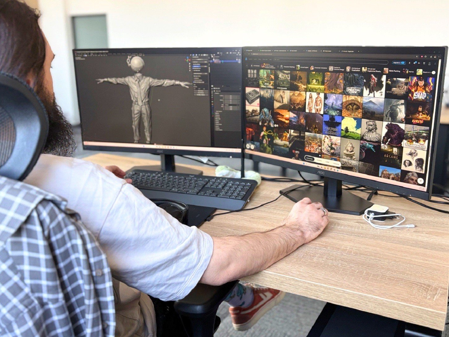3D-художник работает над моделью персонажа на двух мониторах в офисе Paparuda Studio