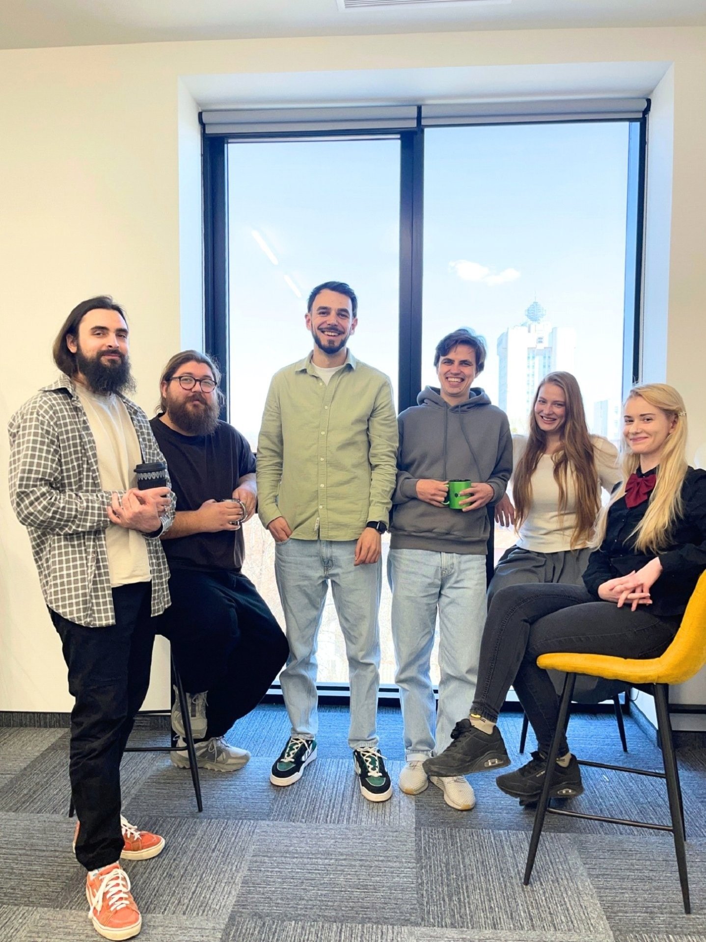 Группа сотрудников Paparuda Studio позирует в офисе студии