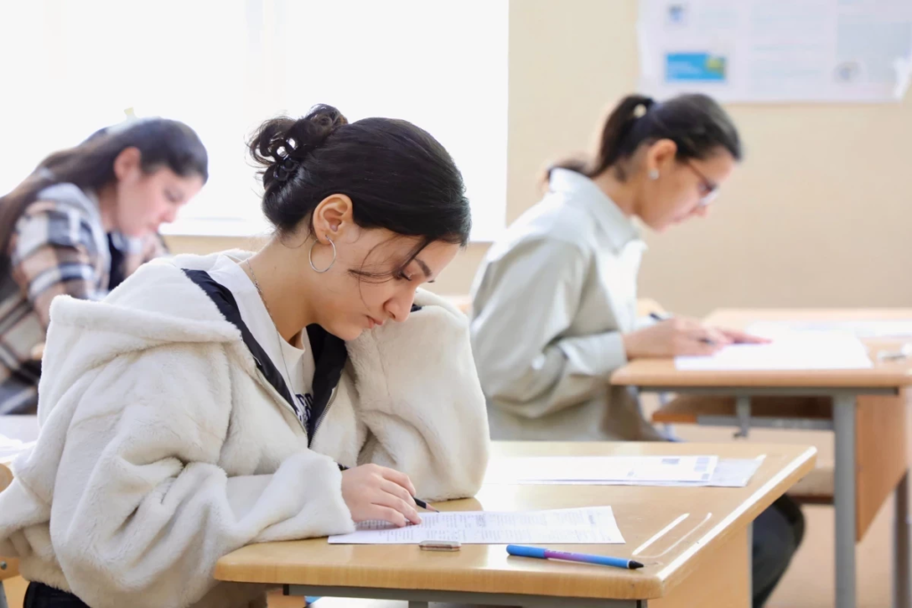 Абитуриентка на экзамене ГЭЦ в Азербайджане