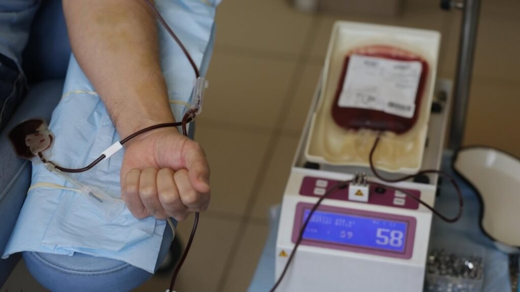 Болгария сдаёт кровь на Цветницу: где и когда присоединиться Рука донора со сжатым кулаком подключена к системе для сбора крови, рядом — пакет с донорской кровью на медицинском аппарате