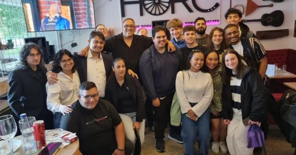 Группа ромских студентов и молодёжи в культурном центре HORC