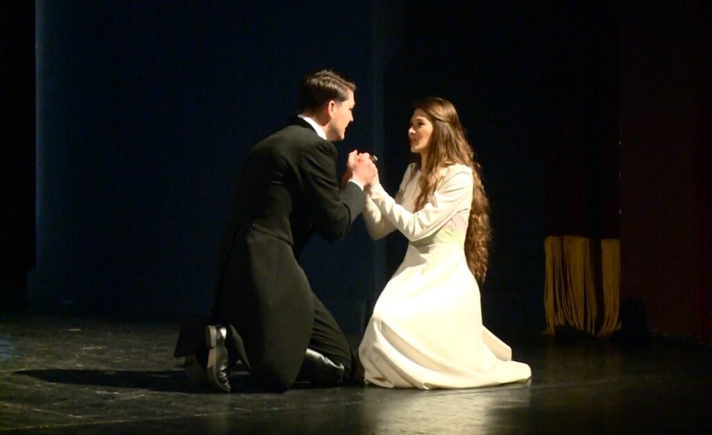 «Коварство и любовь» Шиллера: новая премьера в Кишинёве Сцена из спектакля «Коварство и любовь»: Фердинанд и Луиза в романтическом эпизоде на сцене Национального театра имени Михая Эминеску в Кишинёве
