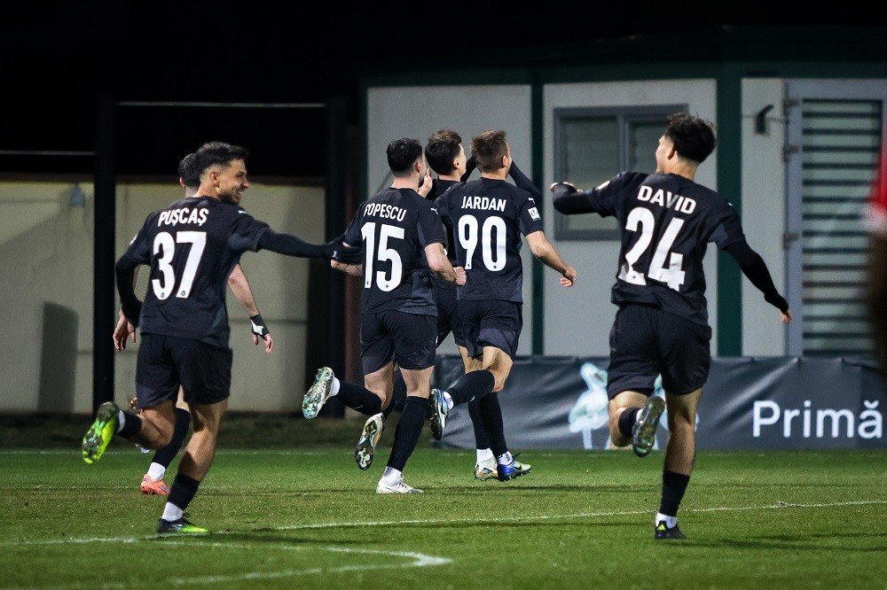 Футболисты «Петрокуба» празднуют забитый гол в выездном матче против ФК «Бэлць» на стадионе в Бэлць