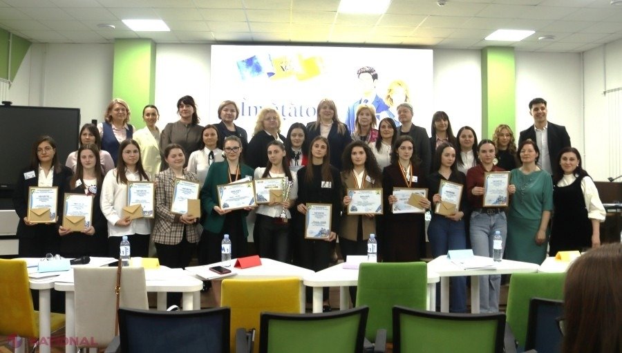 В Молдове впервые прошёл конкурс молодых педагогов Групповое фото участниц и организаторов первого национального конкурса «Учитель для будущего» с дипломами и сертификатами