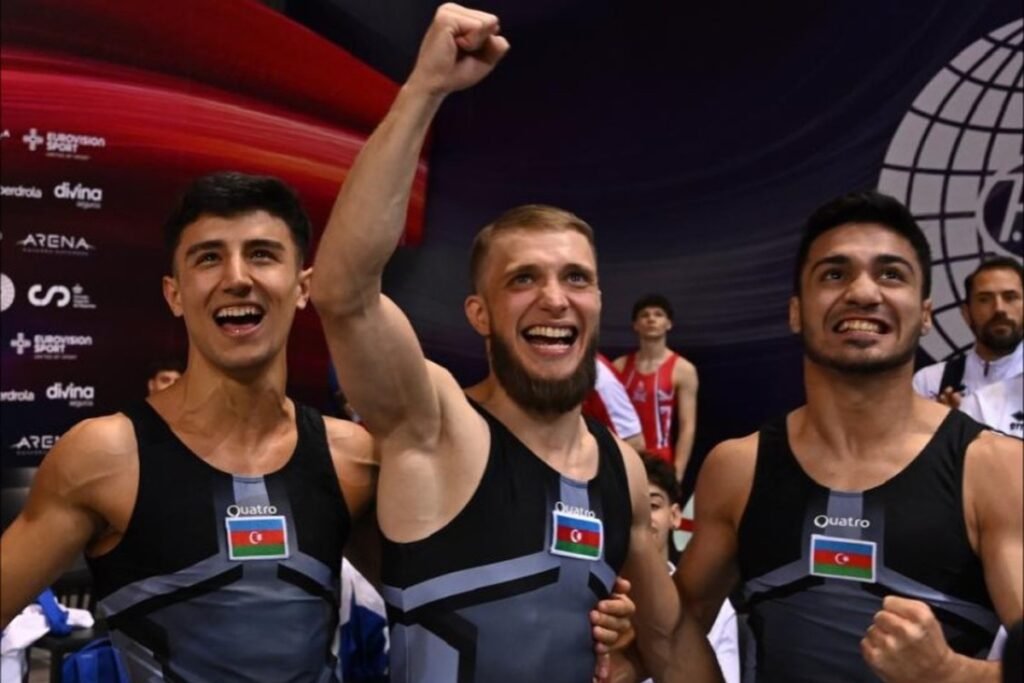 Азербайджан отправил 23 гимнаста на чемпионат Европы в Португалию Азербайджанские гимнасты радуются победе на соревнованиях, сжимая кулаки в знак триумфа