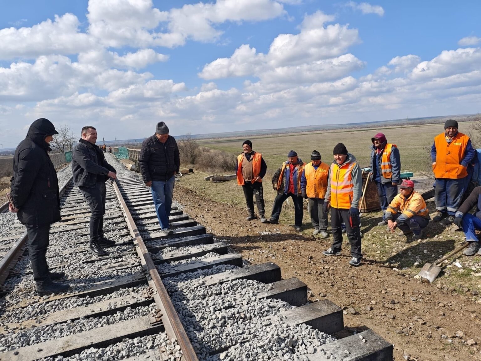 Молдова прокладывает рельсы в Европу: что происходит на границе с Румынией Вице-премьер Владимир Боля осматривает ход укладки железнодорожного полотна на участке Кантемир — Фэлчу в присутствии рабочих в оранжевых жилетах