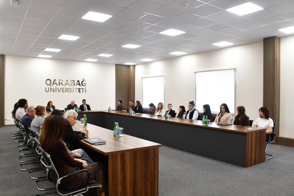 Карабахский университет привлекает учёных со всего мира Зал заседаний Карабахского университета во время встречи с представителями Всемирного союза азербайджанских учёных