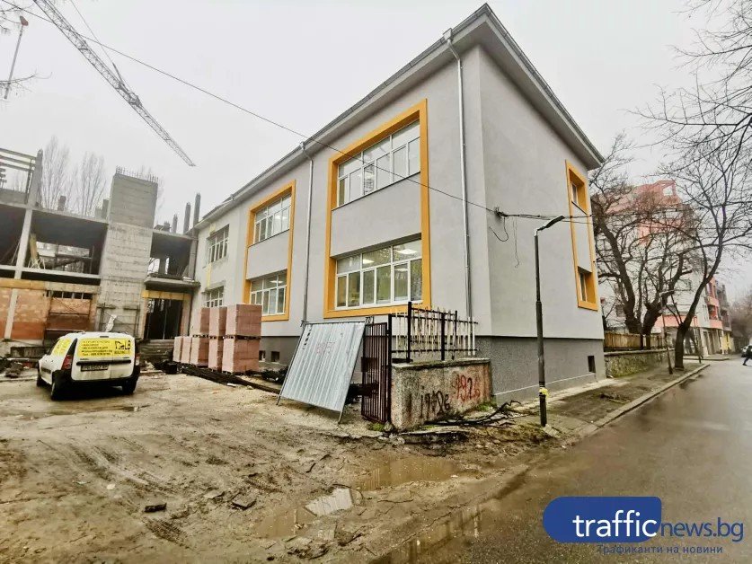 В Пловдиве достраивают новый корпус 90-летней школы Новый корпус школы с жёлтыми оконными рамами близится к завершению, на площадке видны строительные материалы и техника
